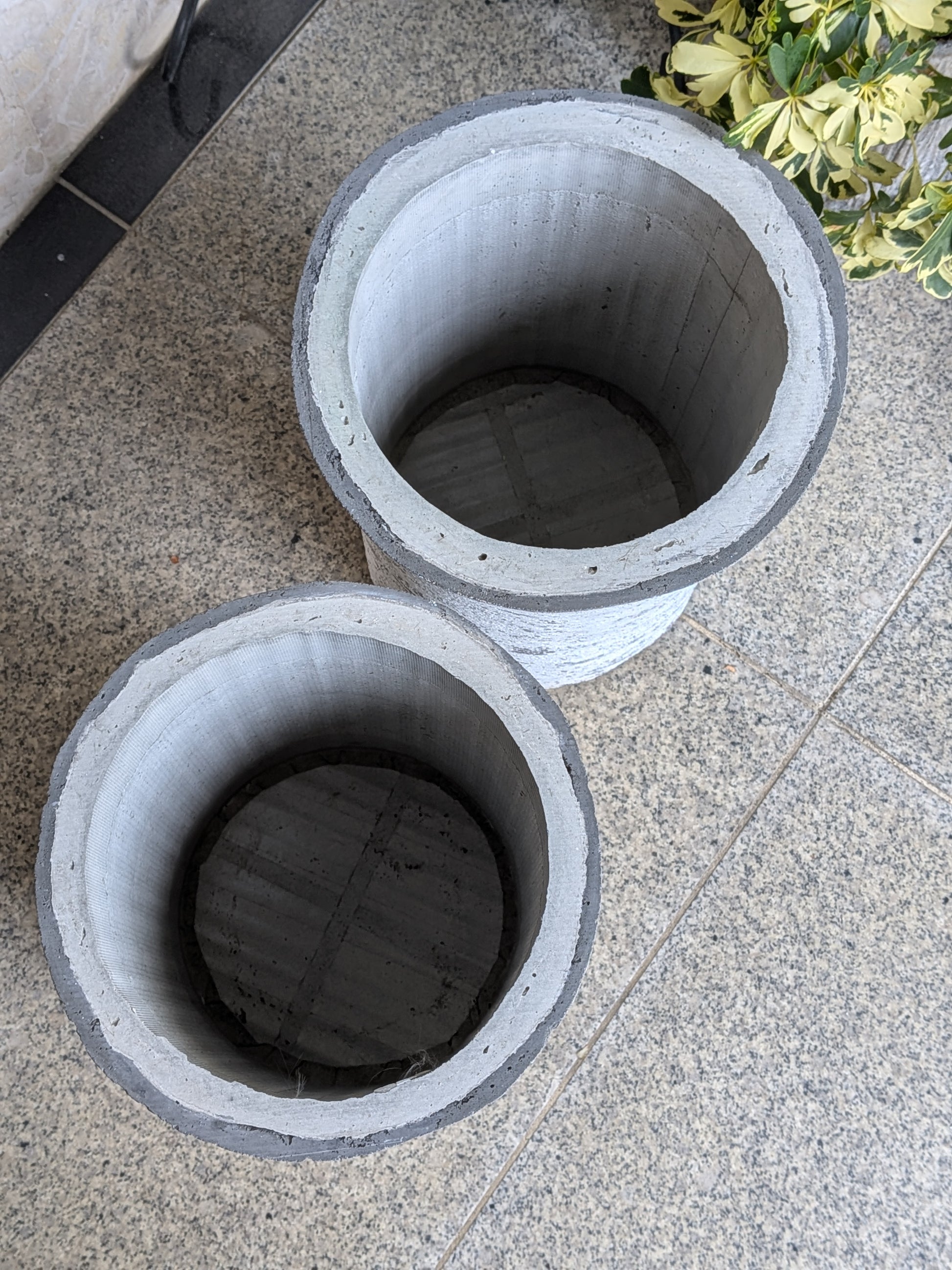 歳月を重ねた古木のような表情を持つ、セメント製擬木オブジェ。玄関の腰かけや、和モダンな庭のアクセントとして静寂を添える職人手作りの彫刻 (NoelHatch)